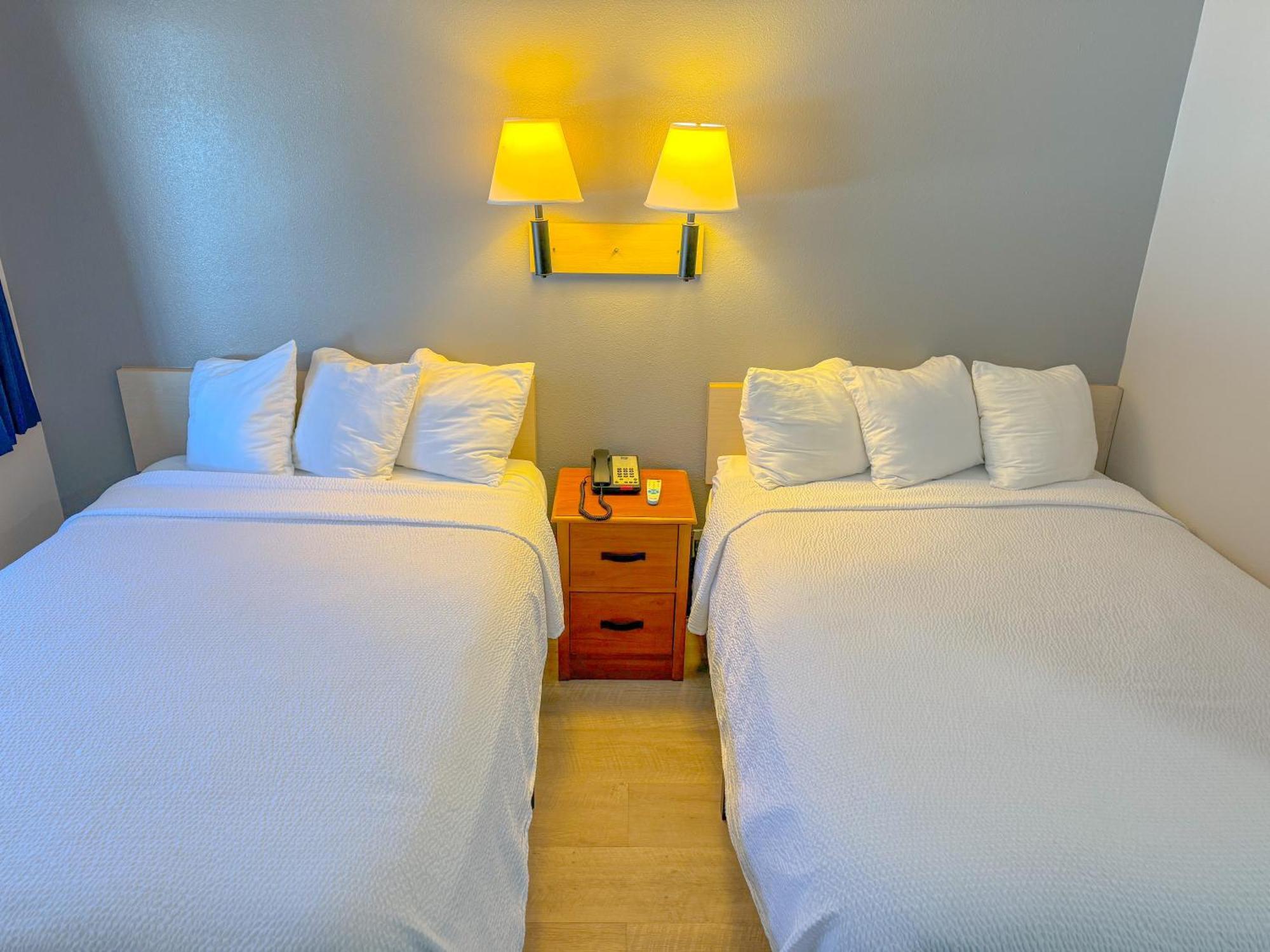 Super 7 Motel คอรัลวิลล์ ภายนอก รูปภาพ