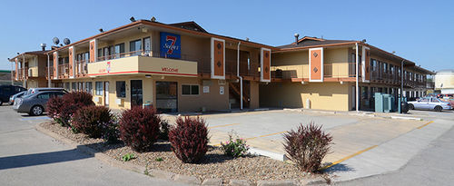 Super 7 Motel คอรัลวิลล์ ภายนอก รูปภาพ